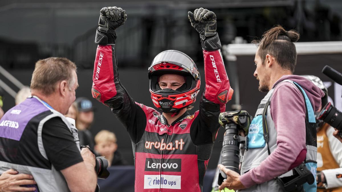 Nicoló Bulega celebrando en Assen