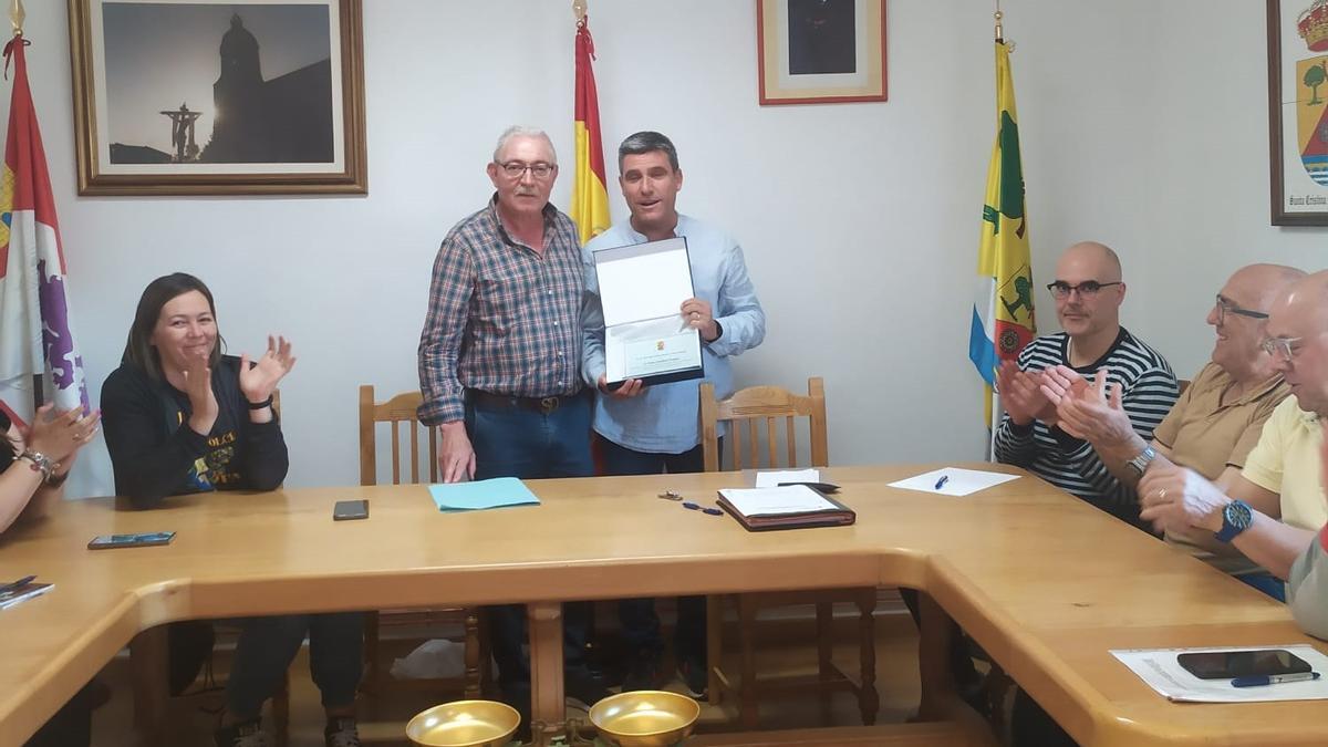 El alcalde de Santa Cristina, Salvador Domínguez, y el exalcalde Pablo Rubio, tras la entrega de una placa de reconocimiento.