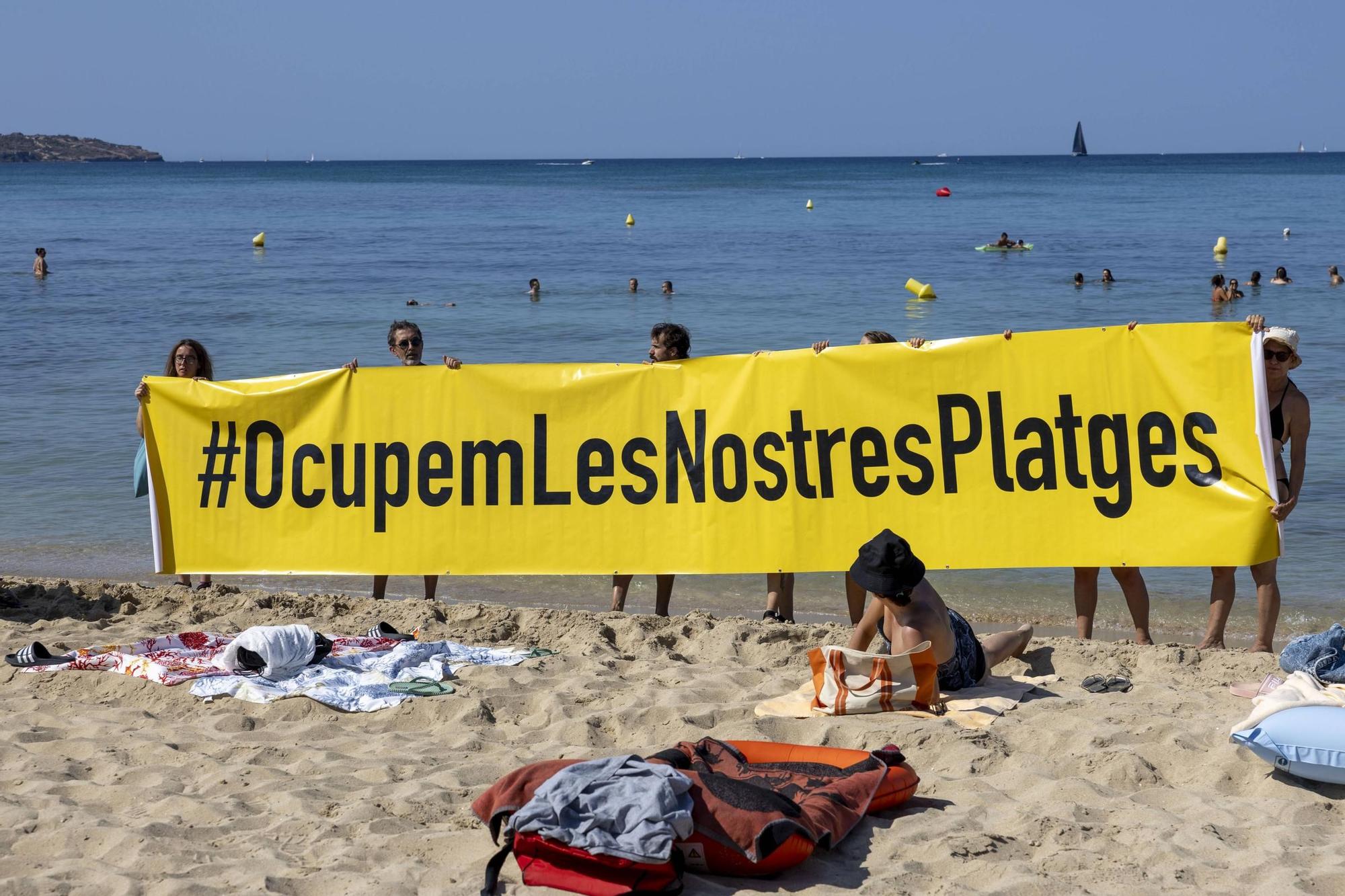 Cerca de un centenar de personas protestan en el Balneario 6 de Playa de Palma.