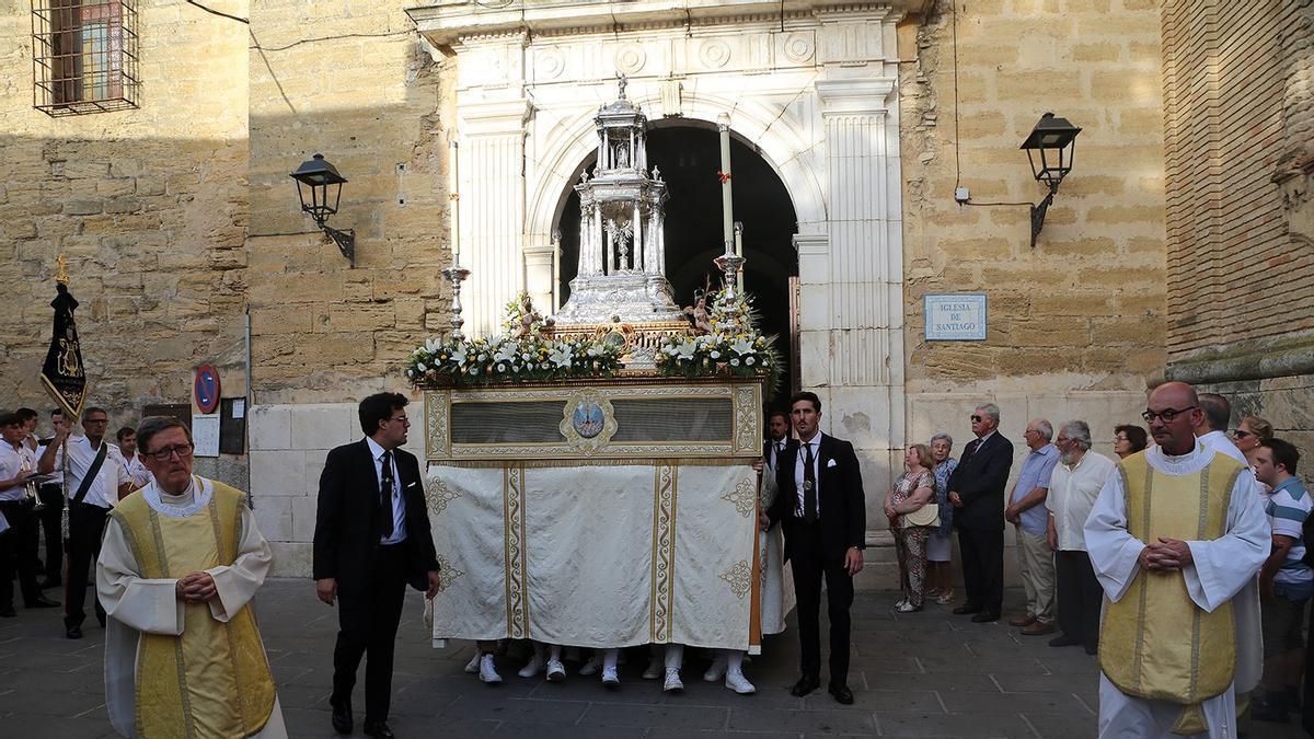 La custodia del Corpus abandona la Parroquia de Santiago, en la procesión del pasado año.