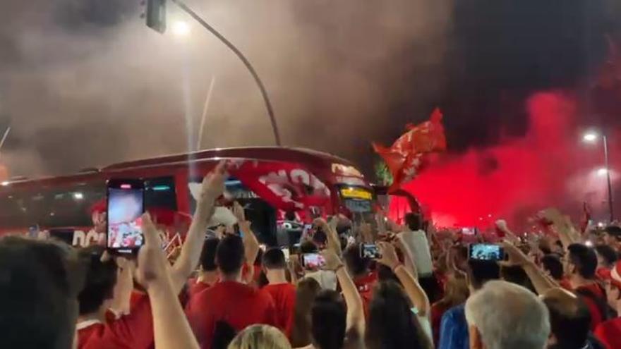 Decenas de aficionados reciben al Real Murcia en la Circular para celebrar el ascenso
