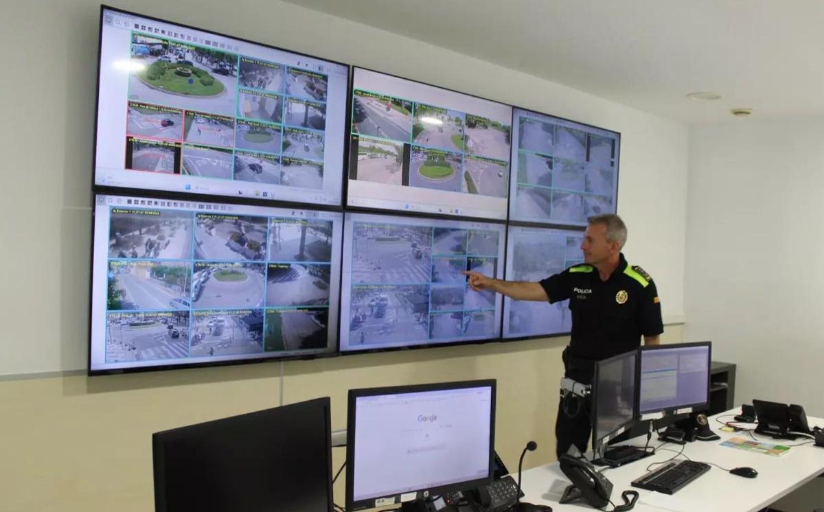 Raúl Vergel, cap de la Policia Local de Castelldefels, davant dos agents que patrullen amb quads pel passeig marítim. | FERRAN NADEU