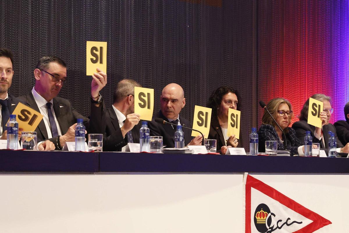La directiva, votando.