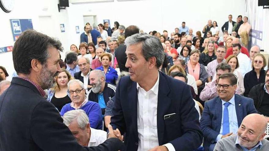 El portavoz municipal del PSOE saluda a Villoslada, a la izquierda.