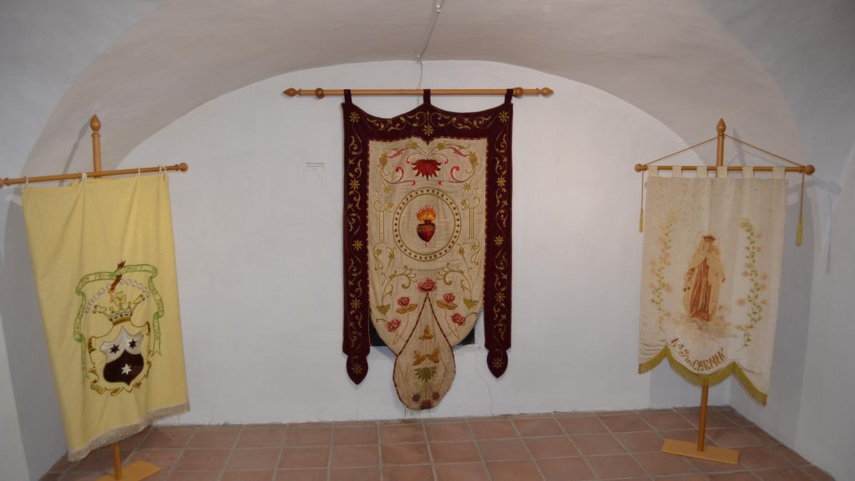 Exposición de estandartes en el Museo Parroquial.