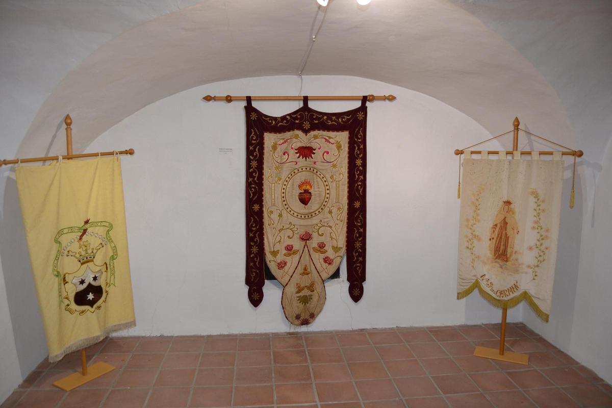 Exposición de estandartes en el Museo Parroquial.