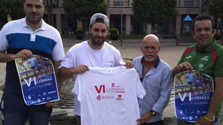 Guillermo González, Fran Carril, Dacal y Rubén Hernández, ayer, en la plaza Mayor de Llaranes.