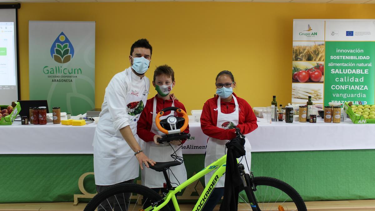 El chef Daniel Yranzo con los ganadores del sorteo en el colegio El Pilar de Zuera durante las jornadas.