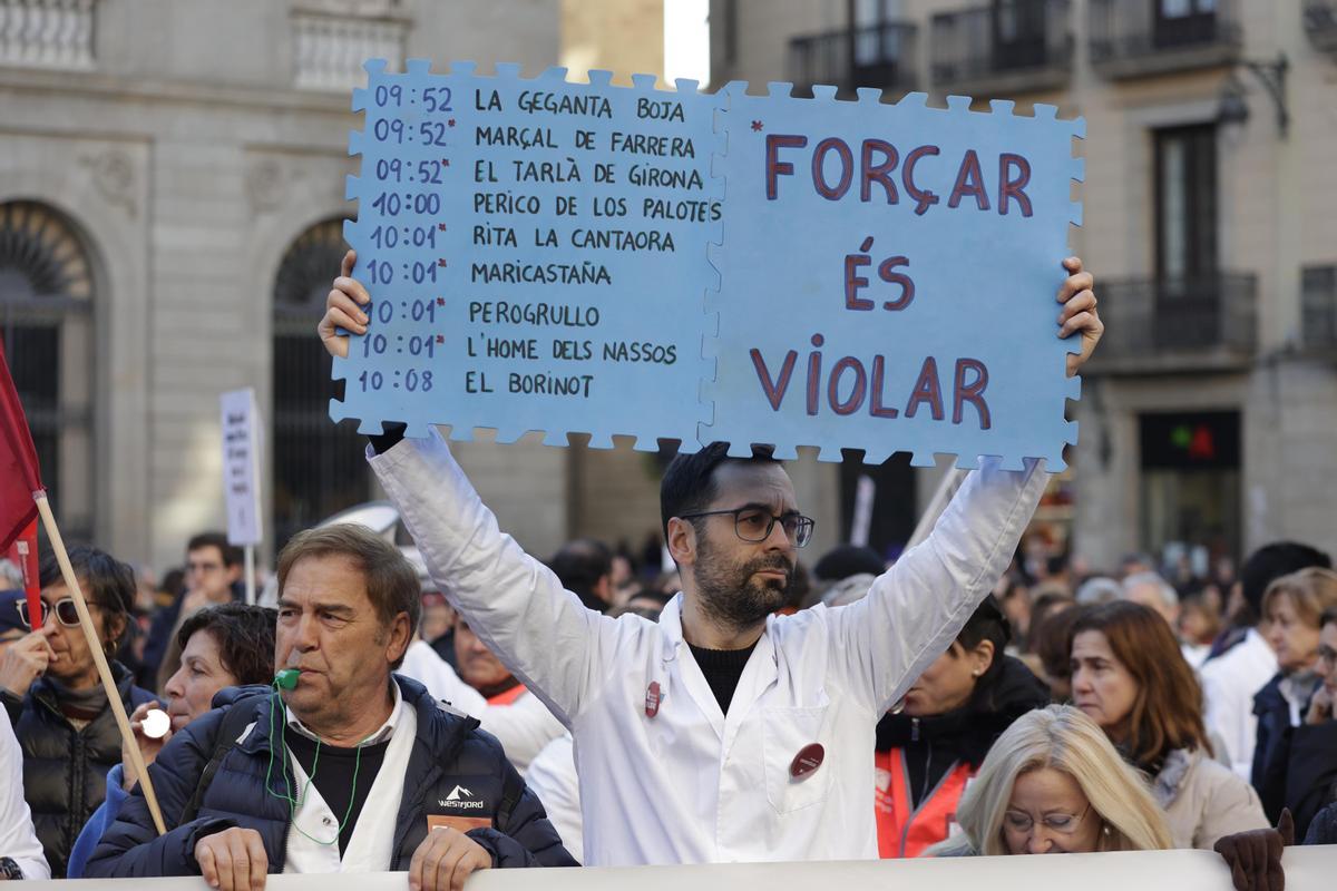 Multitudinaria manifiestación de médicos en el 2º dia de huelga