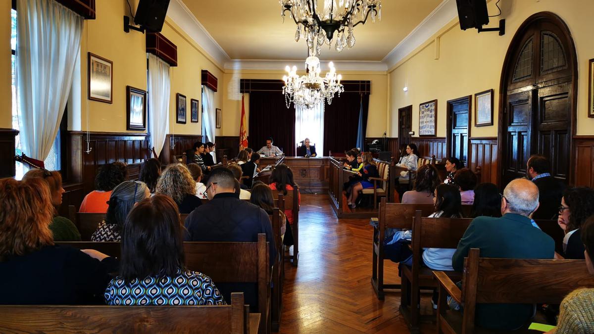 La sesión para aprobar el Plan de Infancia y Juventud, en el Ayuntamiento de Lena.