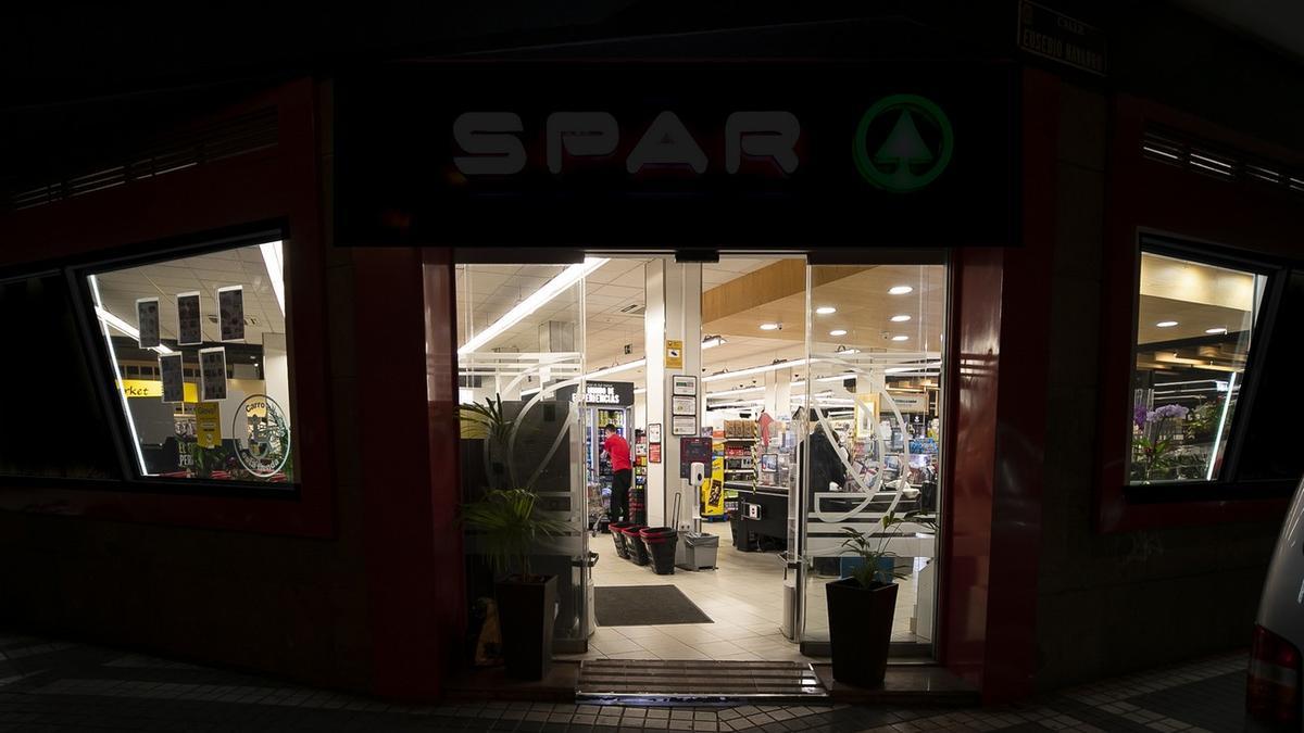 Imagen de uno de los establecimientos de SPAR Gran Canaria con las luces parcialmente apagadas.