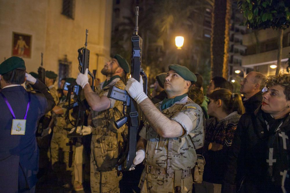 Elche arropa a la Mare de Déu de les Bombes