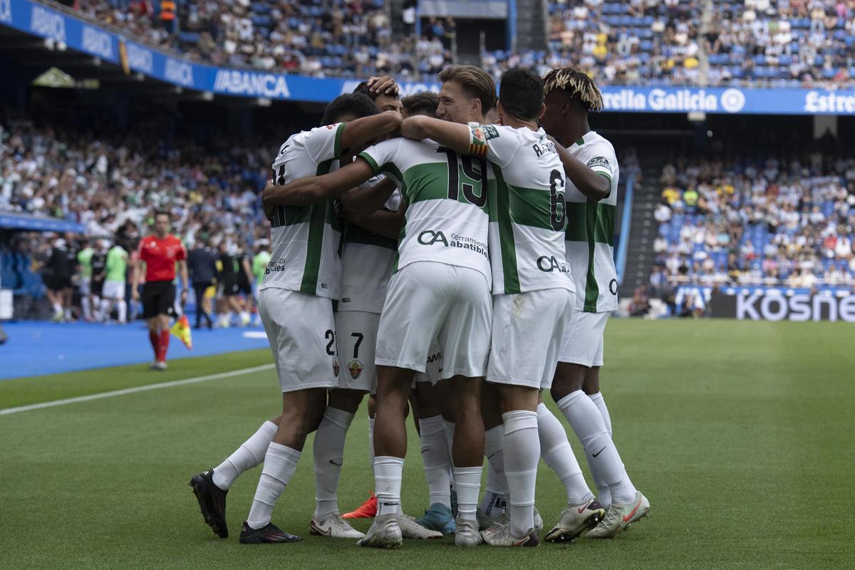 Los jugadores del Elche celebran uno de los goles marcados en Riazor en la última jornada de liga.