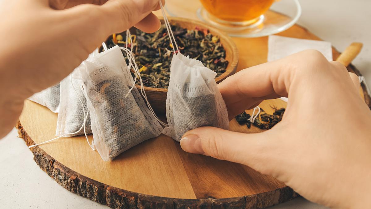 Meter bolsitas de té en un spray: adiós a los mosquitos y las moscas pequeñas de la cocina