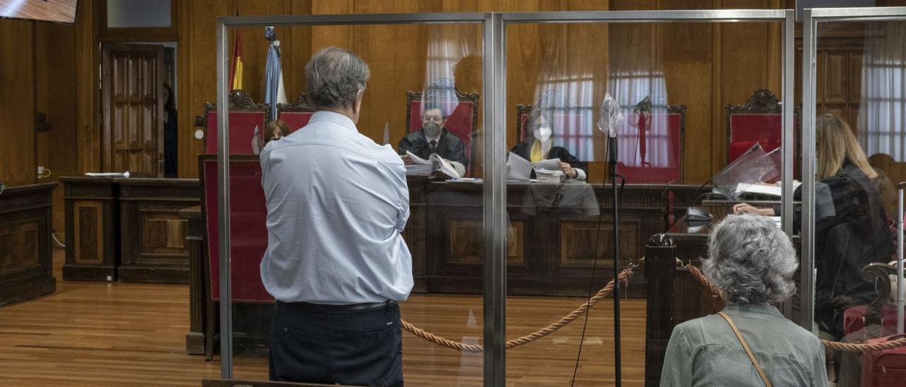 Los dos acusados, aceptando la condena de conformidad en la Audiencia Provincial.