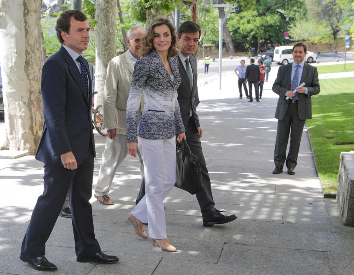 Letizia Ortiz a su llegada a las conferencias con chaqueta de Felipe Varela