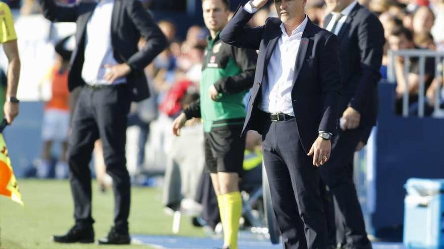 Pellegrino y Escribá, durante el partido de ayer. // LOF