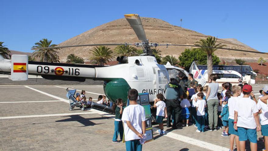 La Guardia Civil exhibe sus medios de trabajo ante los escolares de Yaiza