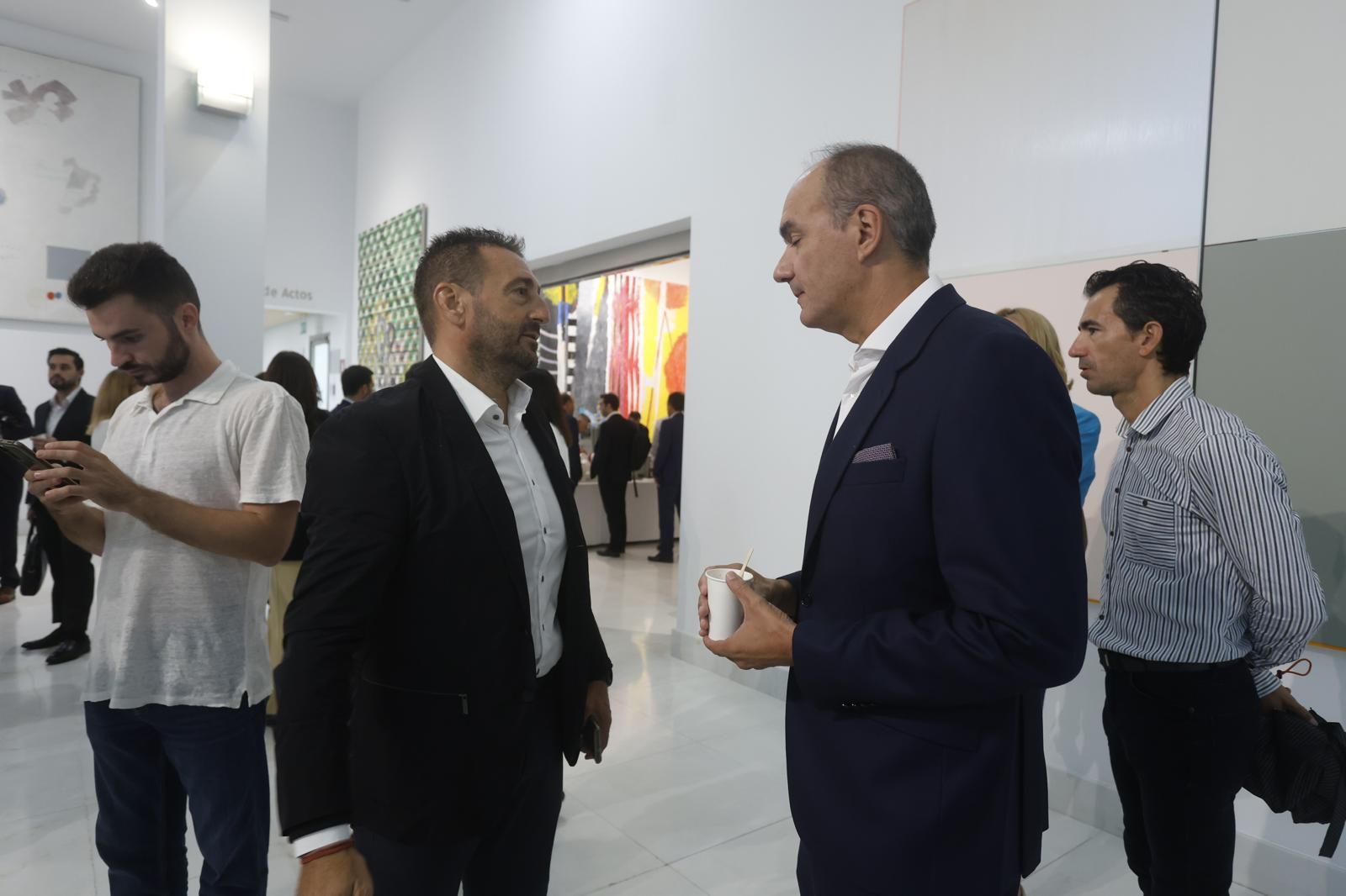 Llegada de los asistentes a la segunda edición del Foro de Energía en la Comunitat Valenciana
