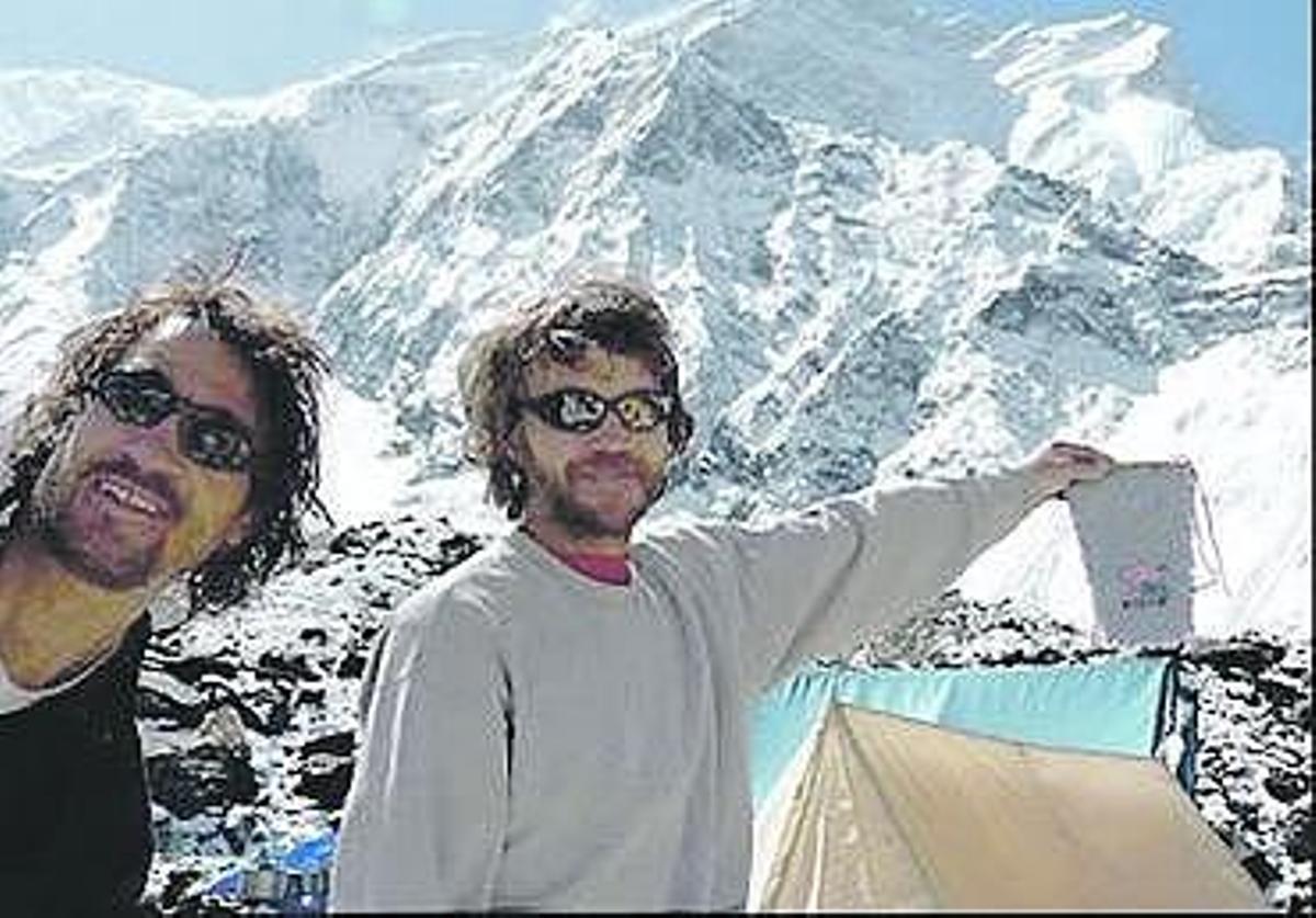 Martín Ramos y Jorge Egocheaga, con el Annapurna al fondo.