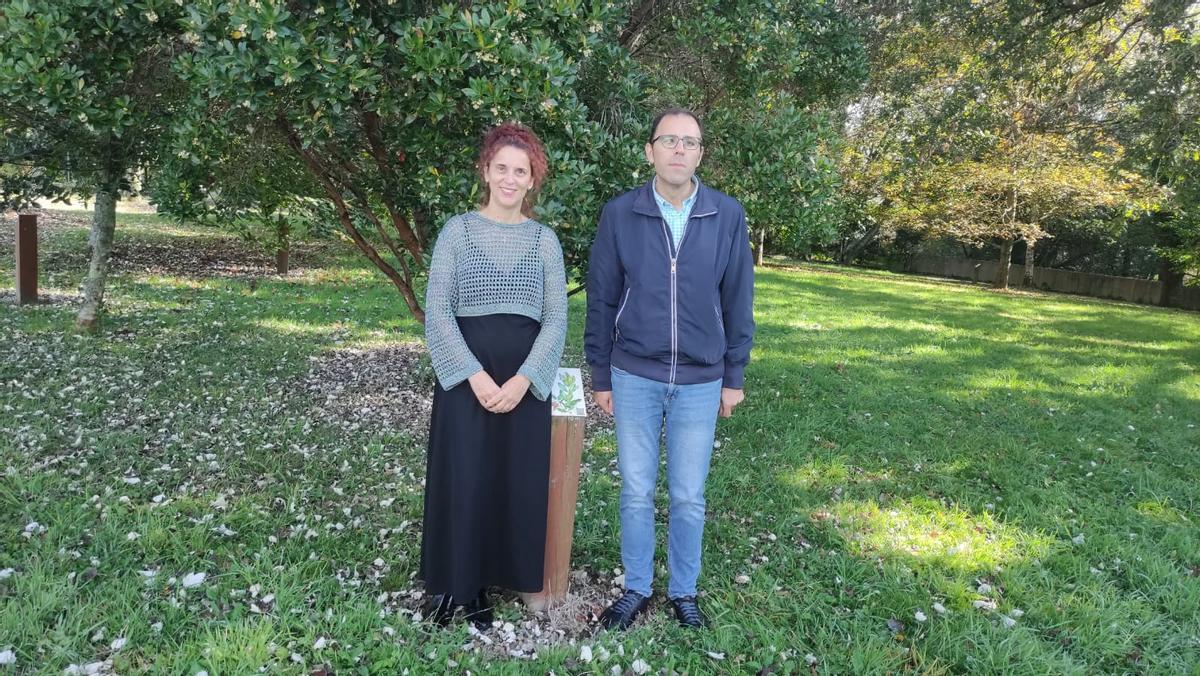 Los profesores Fina Paulos y Óscar Rey, en la carballeira del IES de Baio, en Zas.