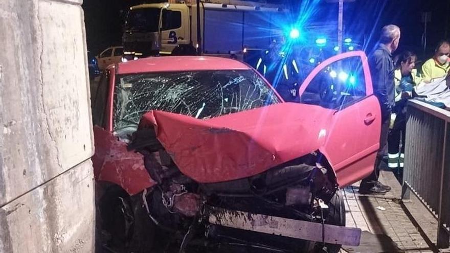 Espectacular accidente en Avilés: un vehículo se empotra contra la entrada de un puente en Llaranes
