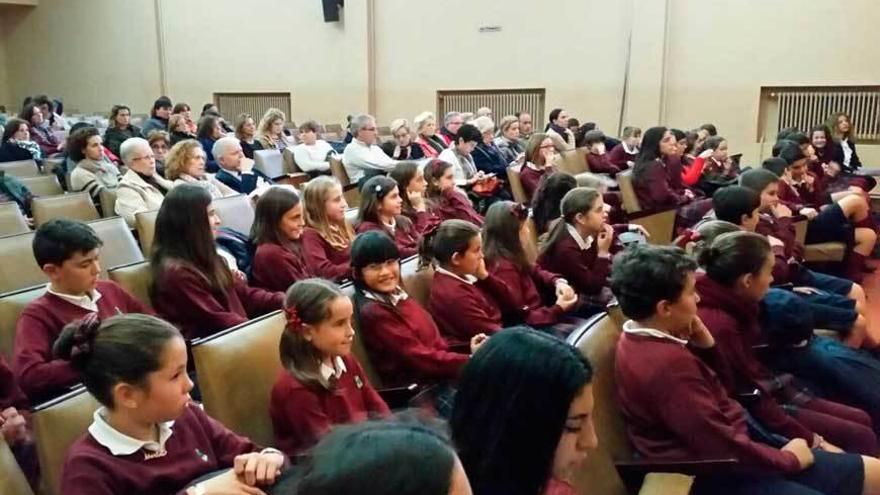 Algunos alumnos y familiares, ayer, en el acto de entrega de diplomas.