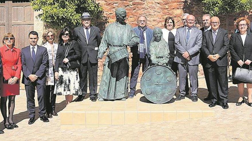 L’Alcora descubre la escultura en homenaje a los tamborileros