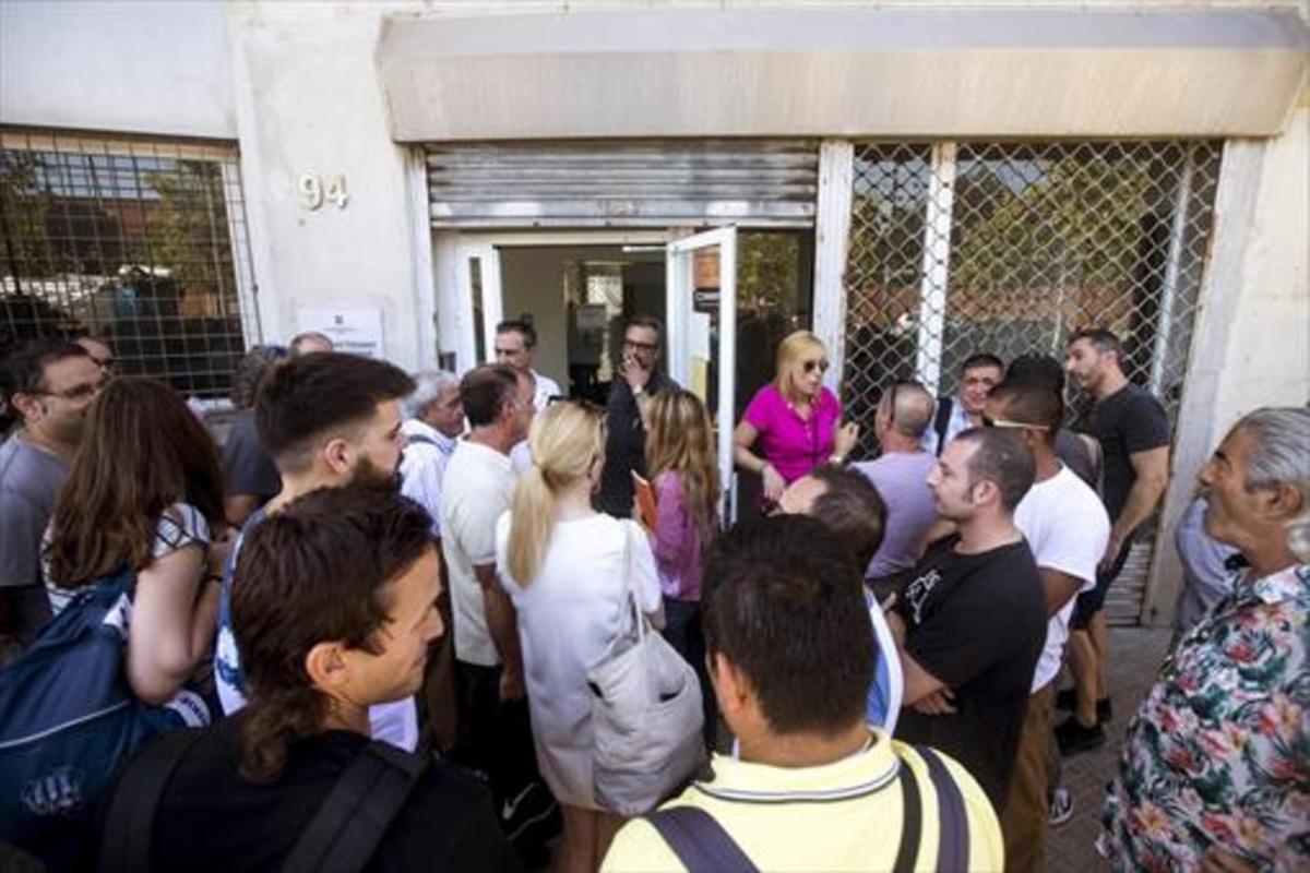 Los trabajadores de Eulen antes de entrar en la asamblea, ayer.