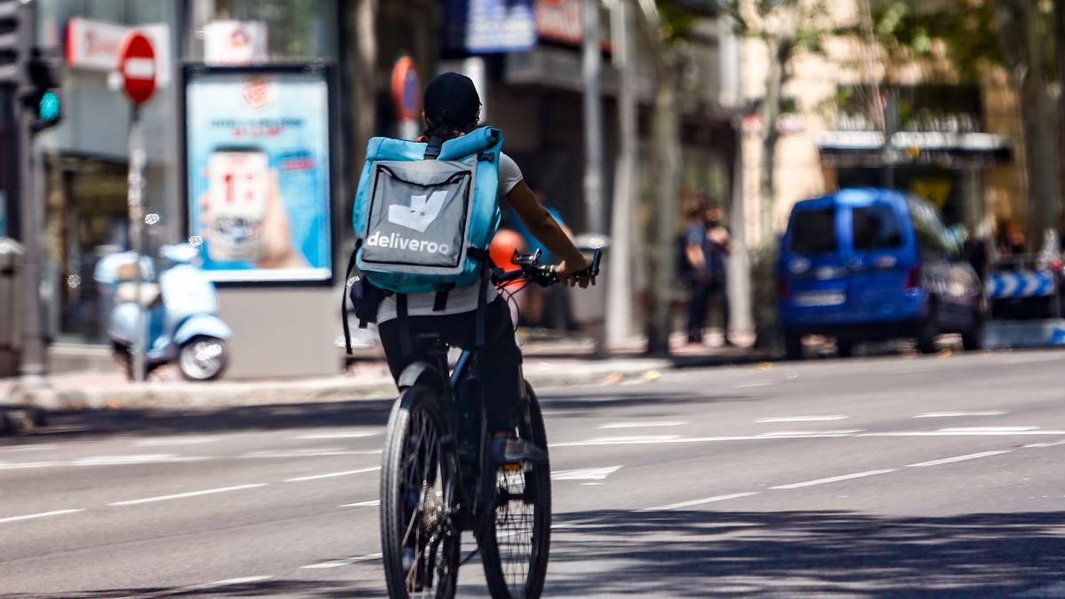 Archivo - Rider de Deliveroo.