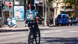 Archivo - Rider de Deliveroo.