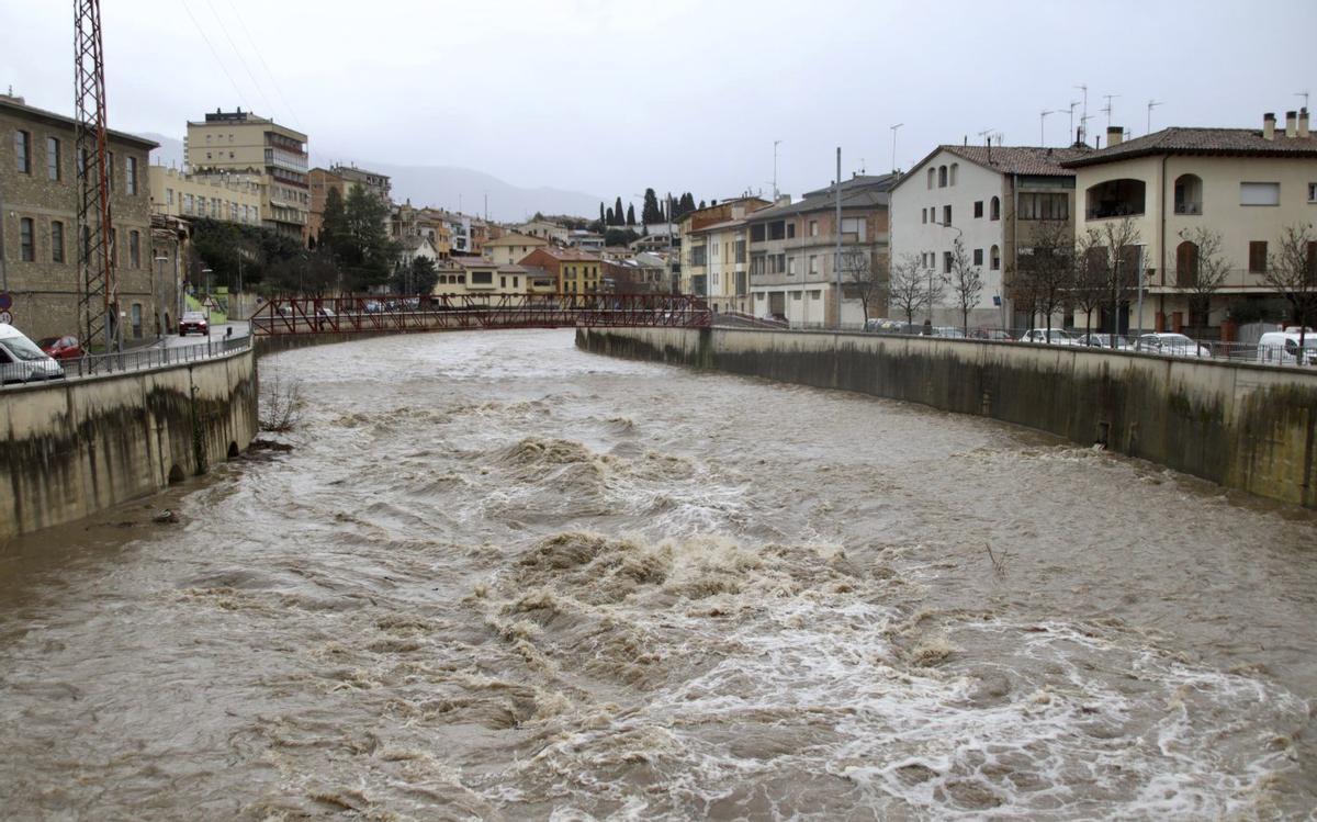 El riu Ges, amb el cabal ben crescut, al seu pas per Torelló.  | BOMBERS DE LA GENERALITAT