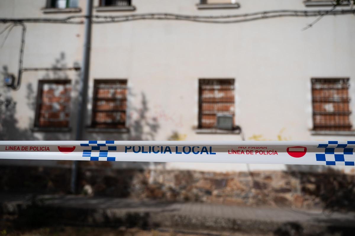Fotogalería | Ventanas tapiadas, basura y accesos abiertos en las viviendas abandonadas en la avenida de Cervantes de Cáceres