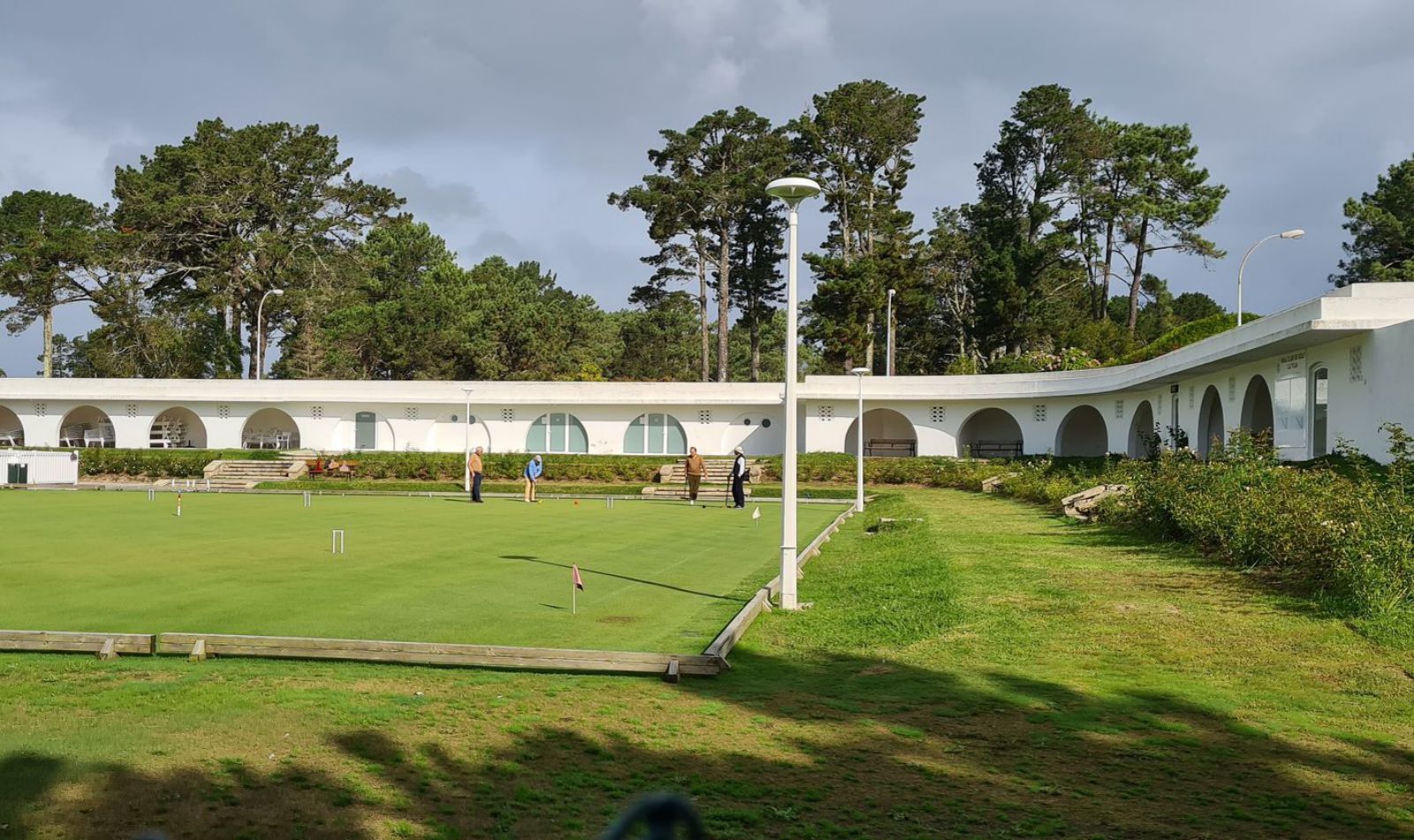 Las instalaciones del Beach Club La Toja y el campo de croquet.