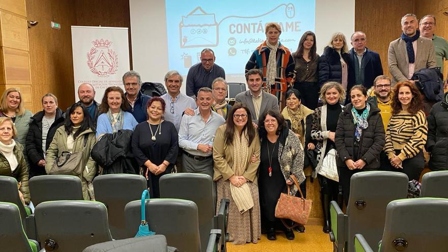 La responsable de la Escuela de Comercio de Extremadura, Nieves García, junto a varios profesionales del sector.