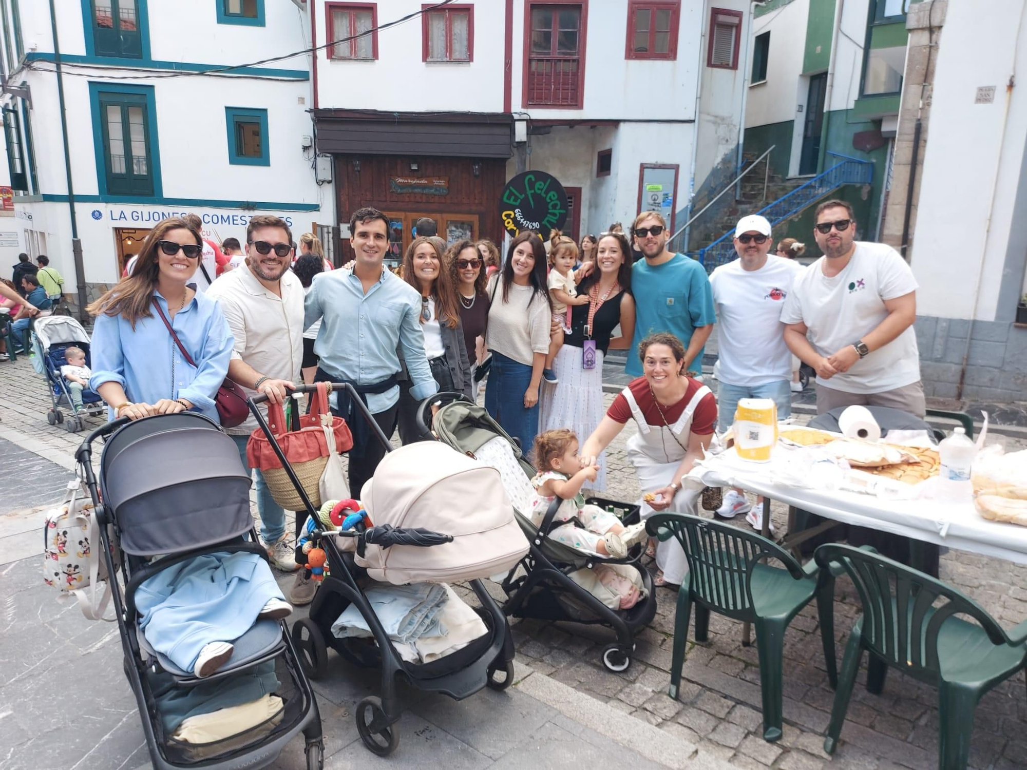 En imágenes: En imágenes: Más de 1.200 personas participan en la tercera comida en la calle de Cudillero