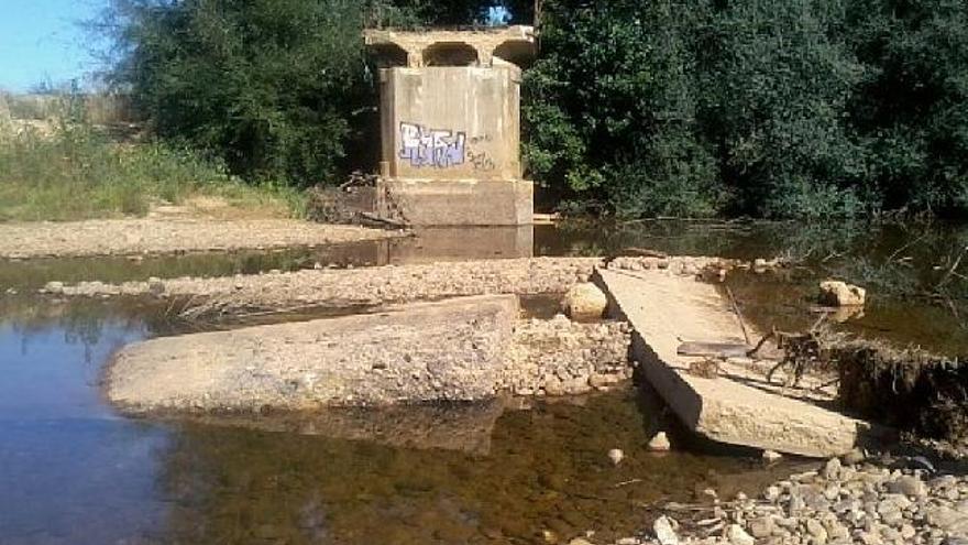 Estado en que se encuentra el viejo puente de Arrabalde sobre el río Eria.