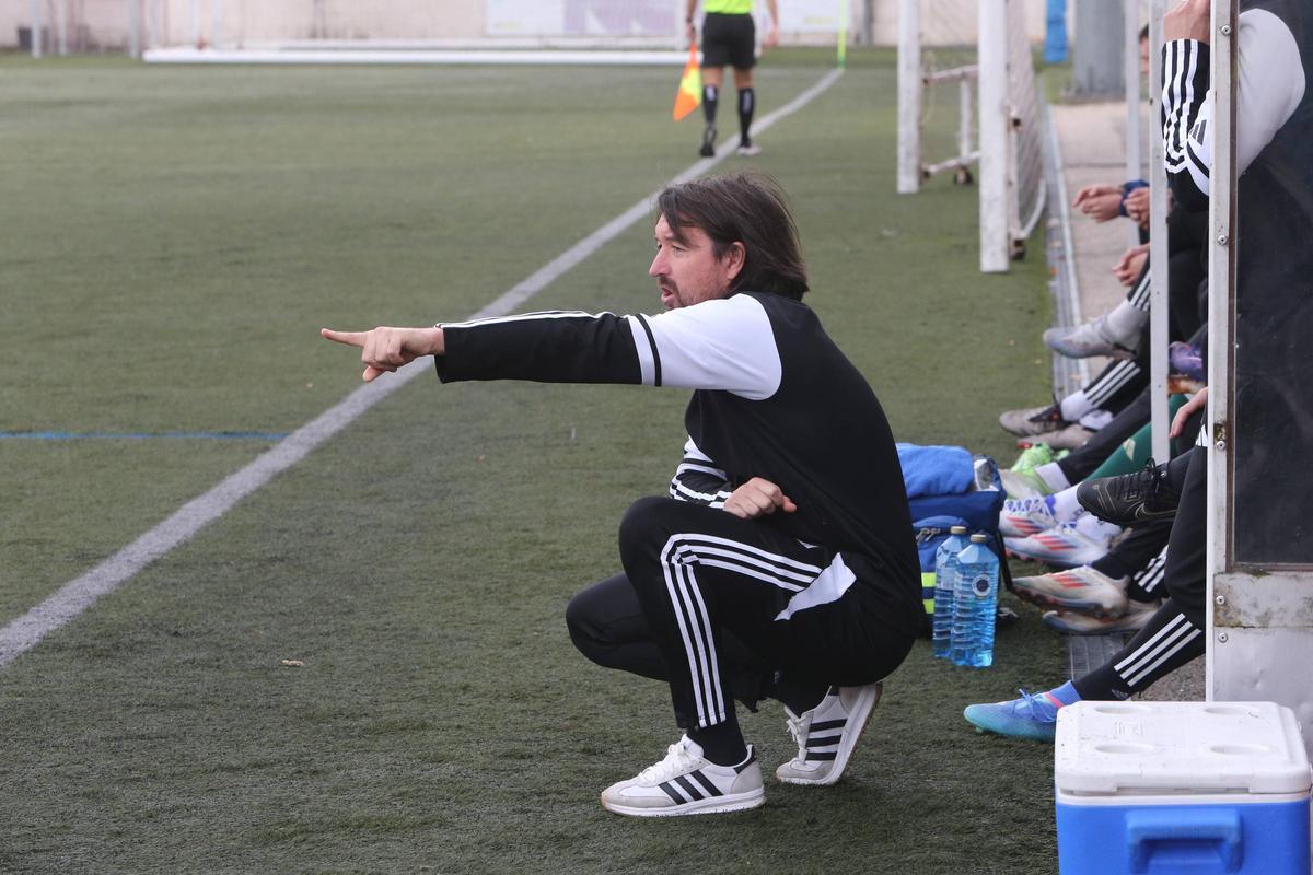 Secho Martínez dirigiendo a sus jugadores en el campo do Morrazo ante el Alondras.