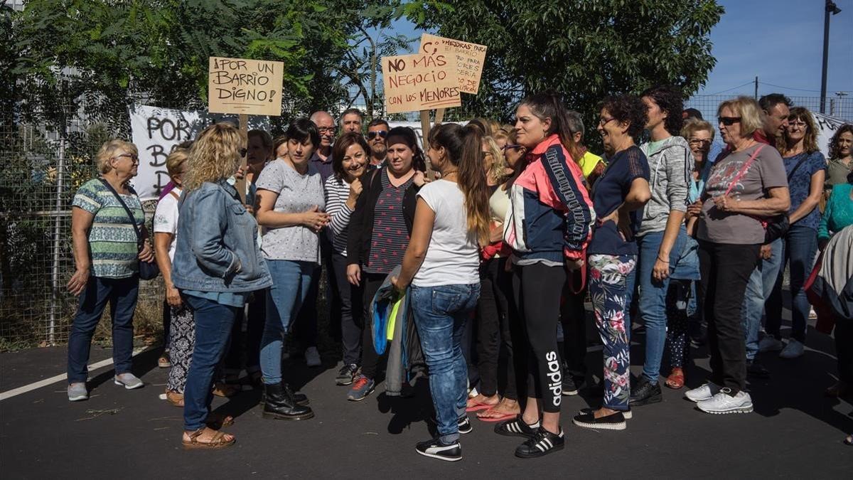 Un centenar de vecinos se han reunido hoy junto al solar de la Generalitat