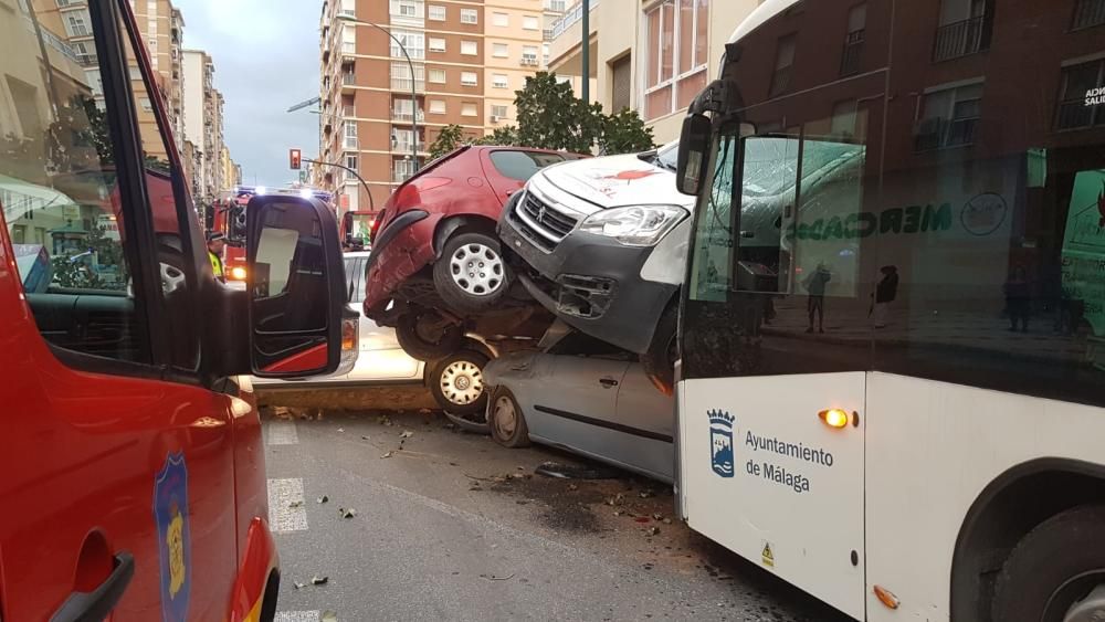 Un autobús embiste a media docena de coches en Héroe de Sostoa.