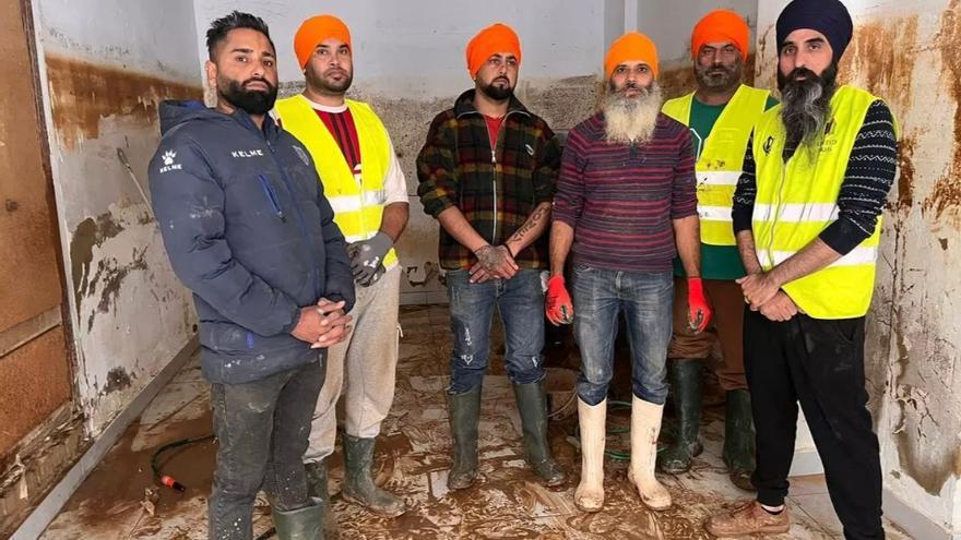 Los héroes del turbante toman la zona 0 de la DANA: &quot;Queremos devolver todo lo que España ha hecho por nosotros&quot;