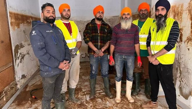 Los héroes del turbante toman la zona 0 de la DANA: «Queremos devolver todo lo que España ha hecho por nosotros»