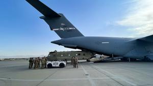 Tropas de EEUU evacuando vehículos militares en el aeropuerto de Kabul.