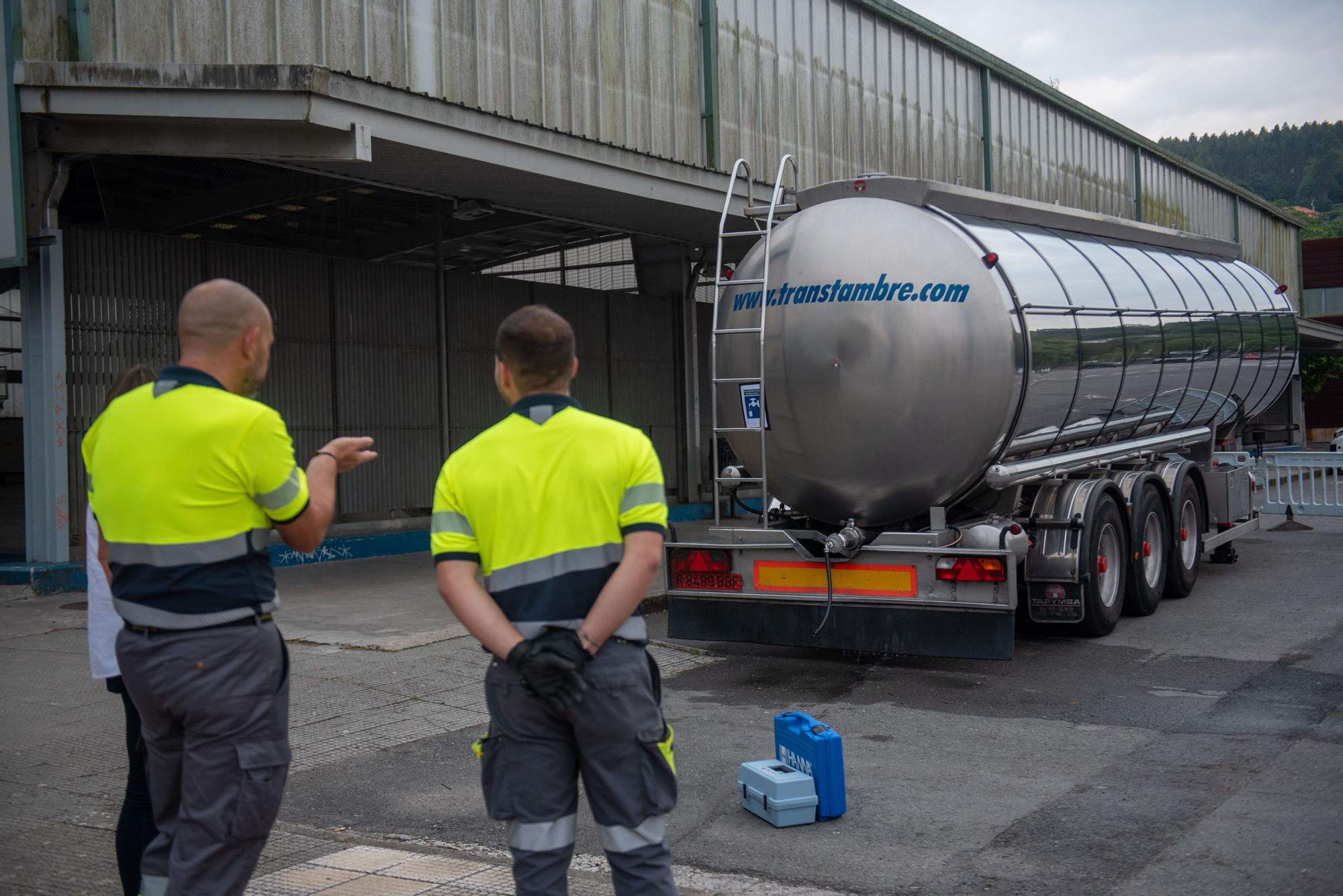 Betanzos fleta cisternas y reparte garrafas ante las restricciones de agua por la gastroenteritis