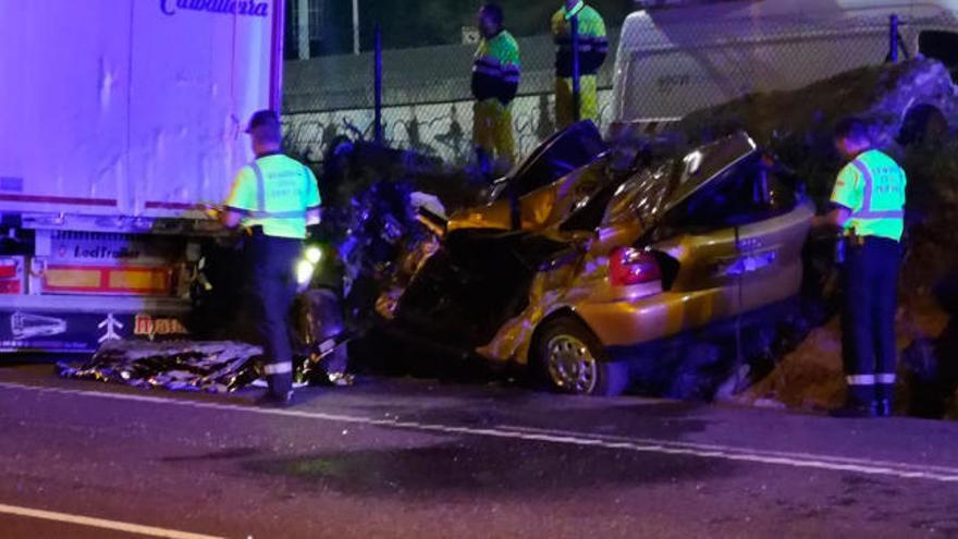 Accidente de tráfico en Redondela: un muerto tras incrustar su coche bajo un camión