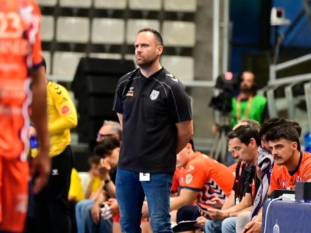 Roi Sánchez observa el desarrollo de un partido desde la banda del Pitiu Rochel.