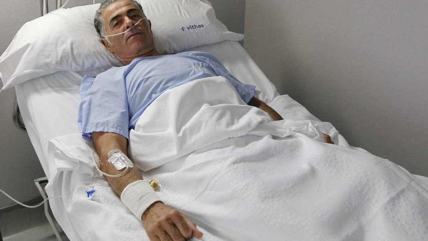 José Teixeira, ayer en el hospital, donde se recupera de las heridas causadas tras ser atropellado. // J.Lores
