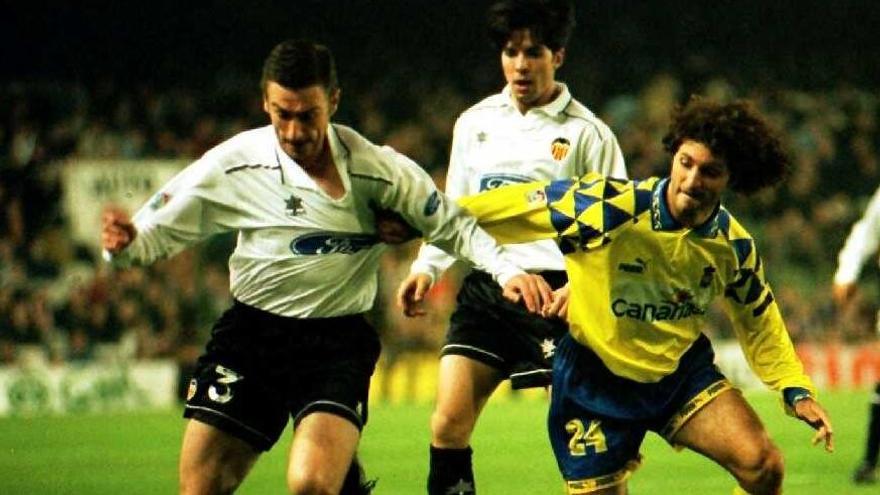 Jorge Otero y Walter Pico (Las Palmas) compiten por la pelota, en Mestalla, en 1997.