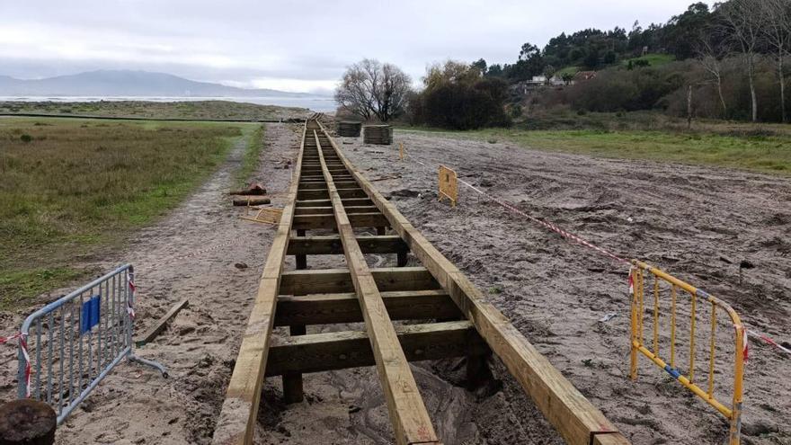 Obras de la pasarela de la playa de Liméns.|  S.Á.