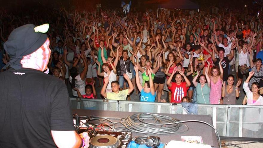 Imagen de una fiesta en la playa de Santa Ponça en una pasada &#039;revetlla&#039; de Sant Joan.